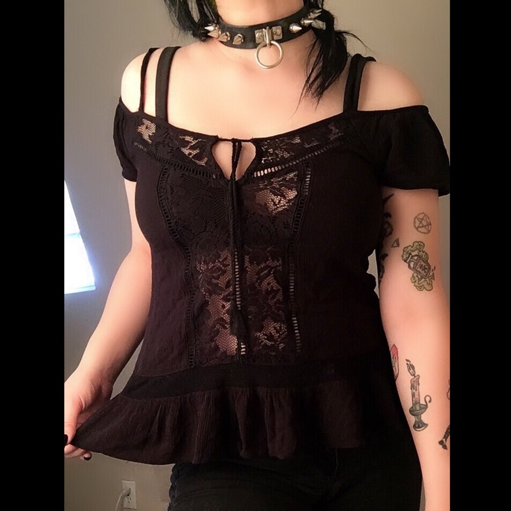5 for $25🥀Off Shoulder Witchy Top